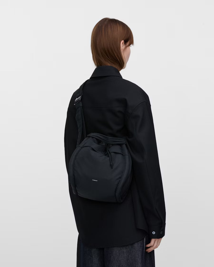 CURVE BUCKET BAG