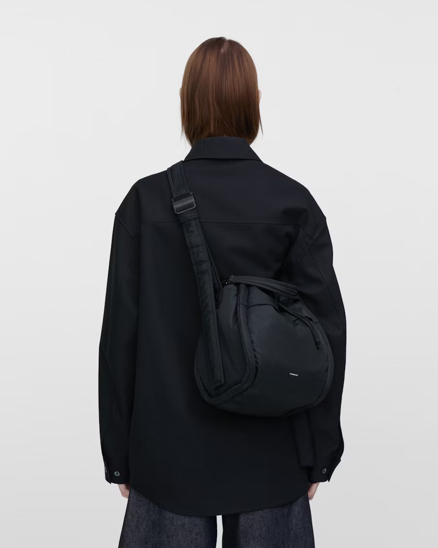 CURVE BUCKET BAG