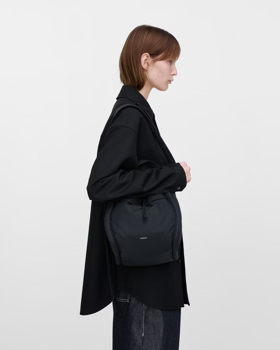 CURVE BUCKET BAG