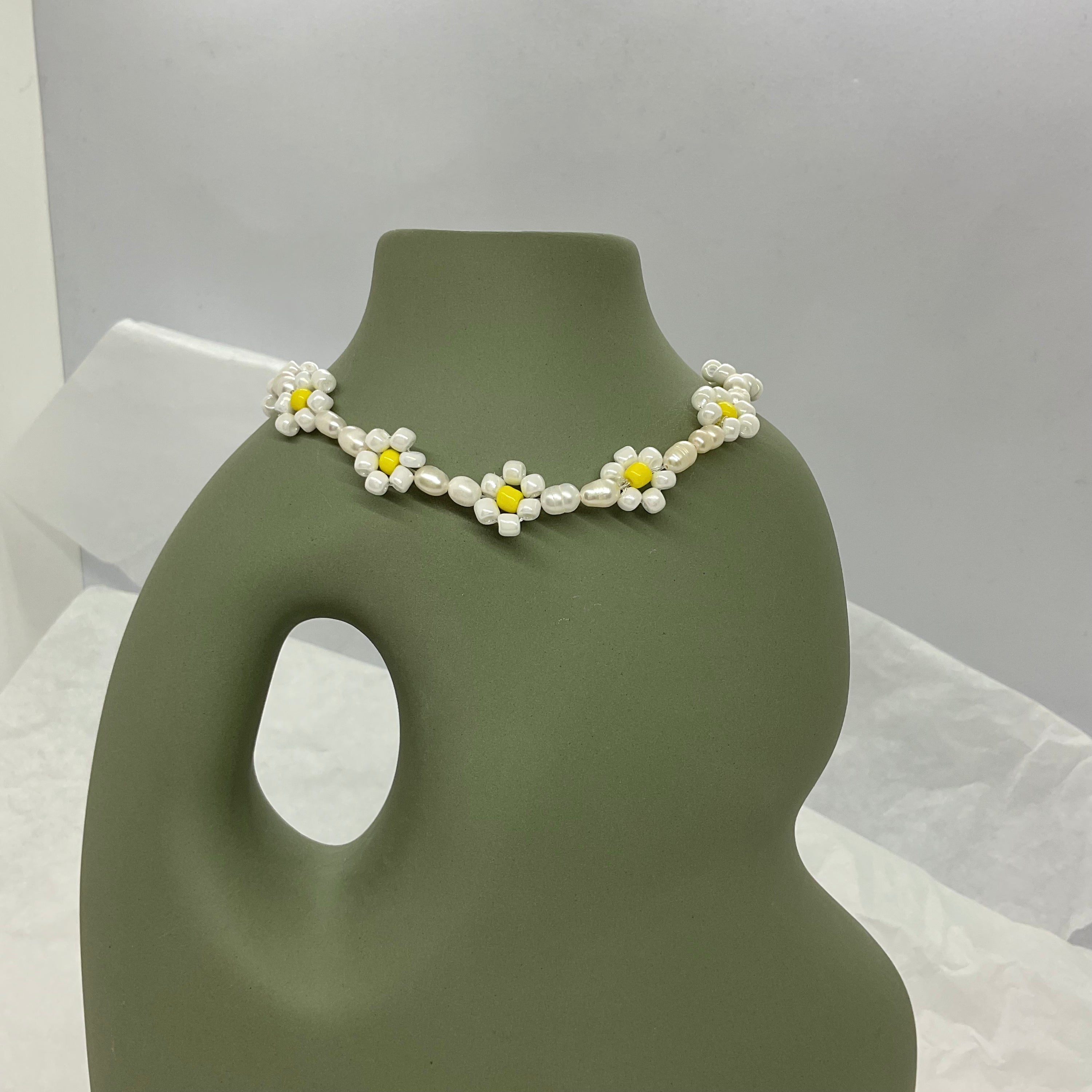 DAISIES NECKLACE